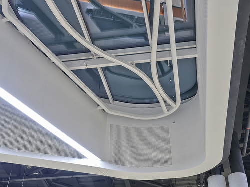 Zvlněné stropní lamely v obchodním centru Westfield Černý Most z desek Glasroc F Riflex a Rigitone; zdroj: Saint-Gobain, Rigips.
