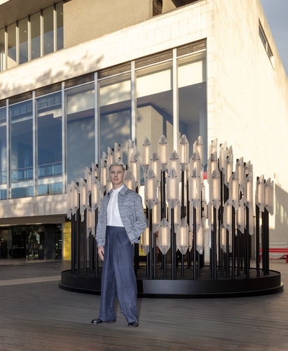 Britský designér Lee Broom přiveze do Prahy monumentální světelnou instalaci BEACON, vzniklou ve spolupráci s českou značkou Brokis; foto: archiv Lee Broom 